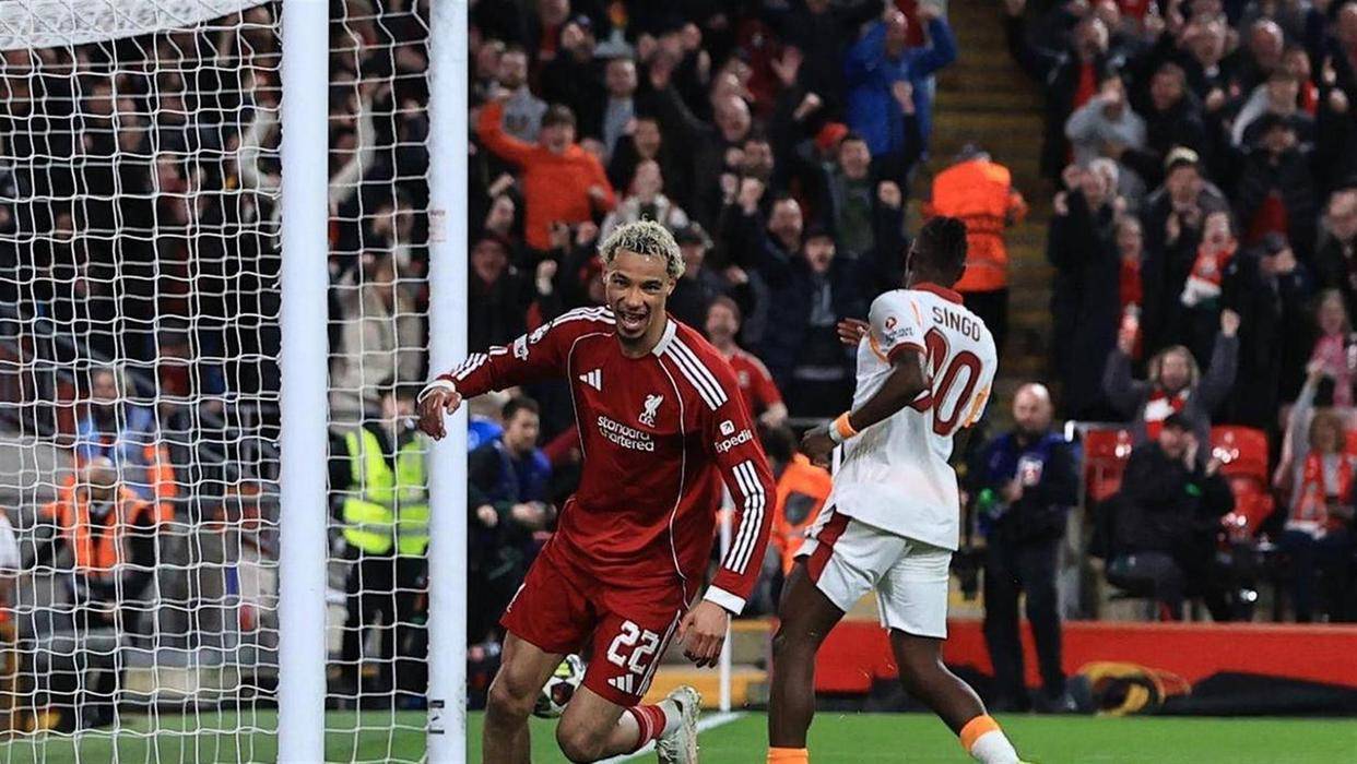 4-1大逆转！利物浦放弃传控反而赢了，斯洛特一招化解帅位危机